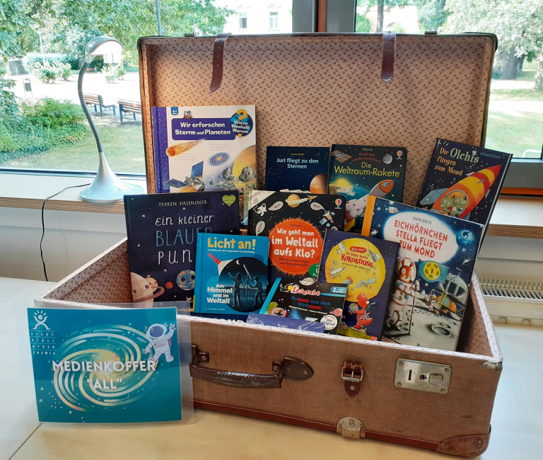 Geöffneter Medienkoffer mit CD's und Büchern. Es gibt viel zu entdecken.