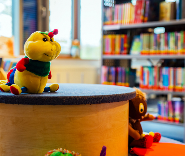 Plüschtiere, die auf dem Podest in der Kinderabteilung sitzen.