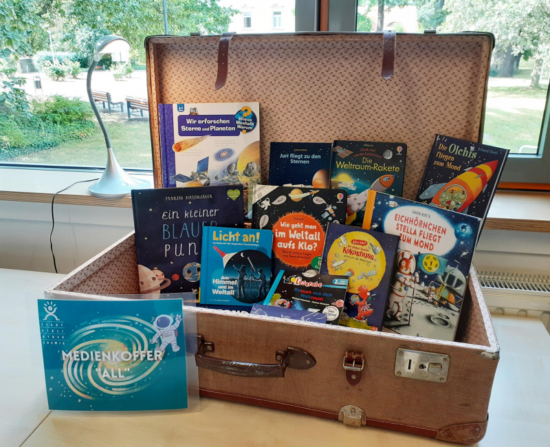 Geöffneter Medienkoffer mit CD's und Büchern. Es gibt viel zu entdecken.