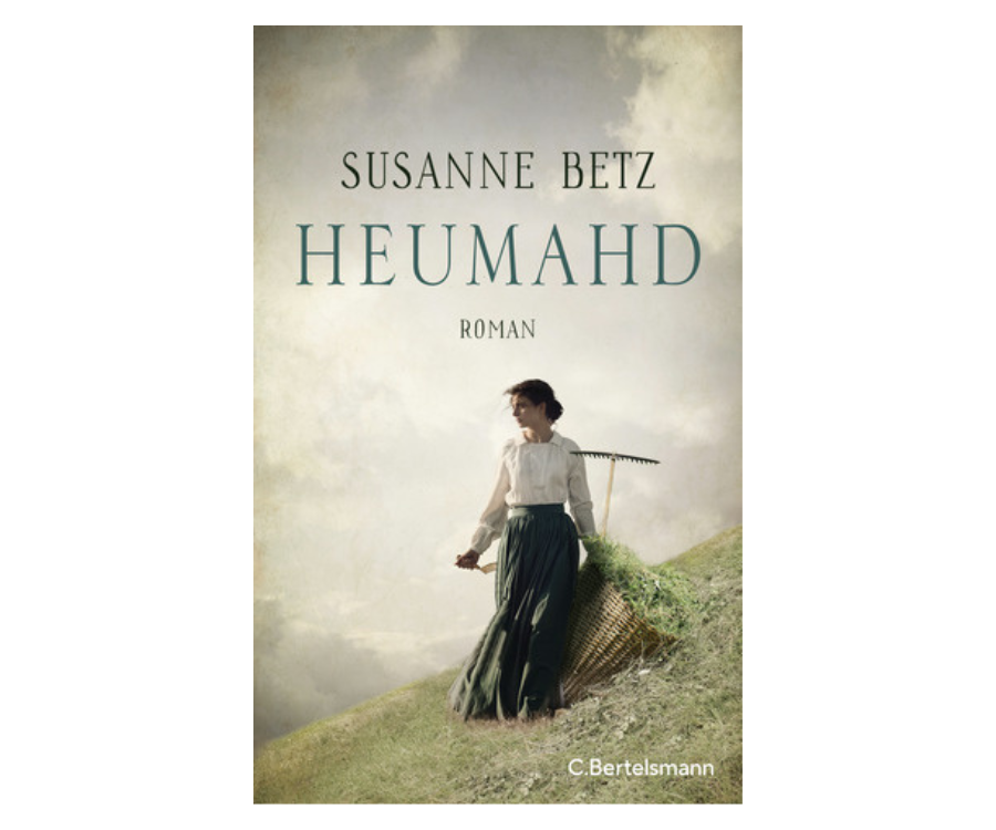 Frau mit Sichel und Korb mäht Heu an steilem Hang, dramatischer Himmel im Hintergrund.