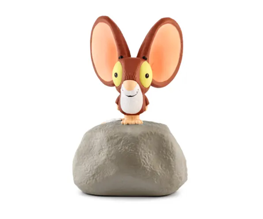 Tonie-Figur „Der Löwe in dir“: Eine niedliche Maus mit großen Ohren und gelben Augen steht lächelnd auf einem grauen Stein.