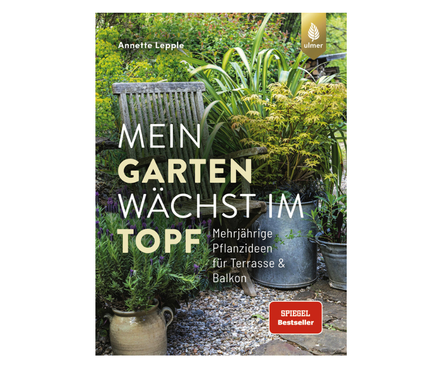 Cover des Buches mit üppig bepflanzten Töpfen und Kübeln im Garten; dazwischen steht ein Gartenstuhl aus Holz.